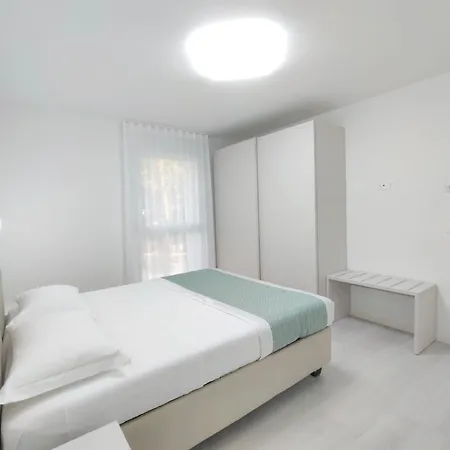 Crystal Deluxe Apartment *