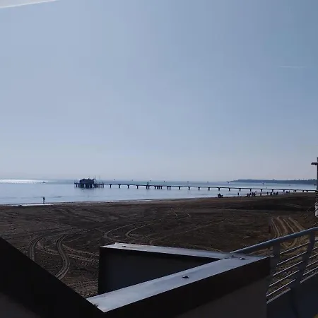 Crystal Deluxe Apartment *